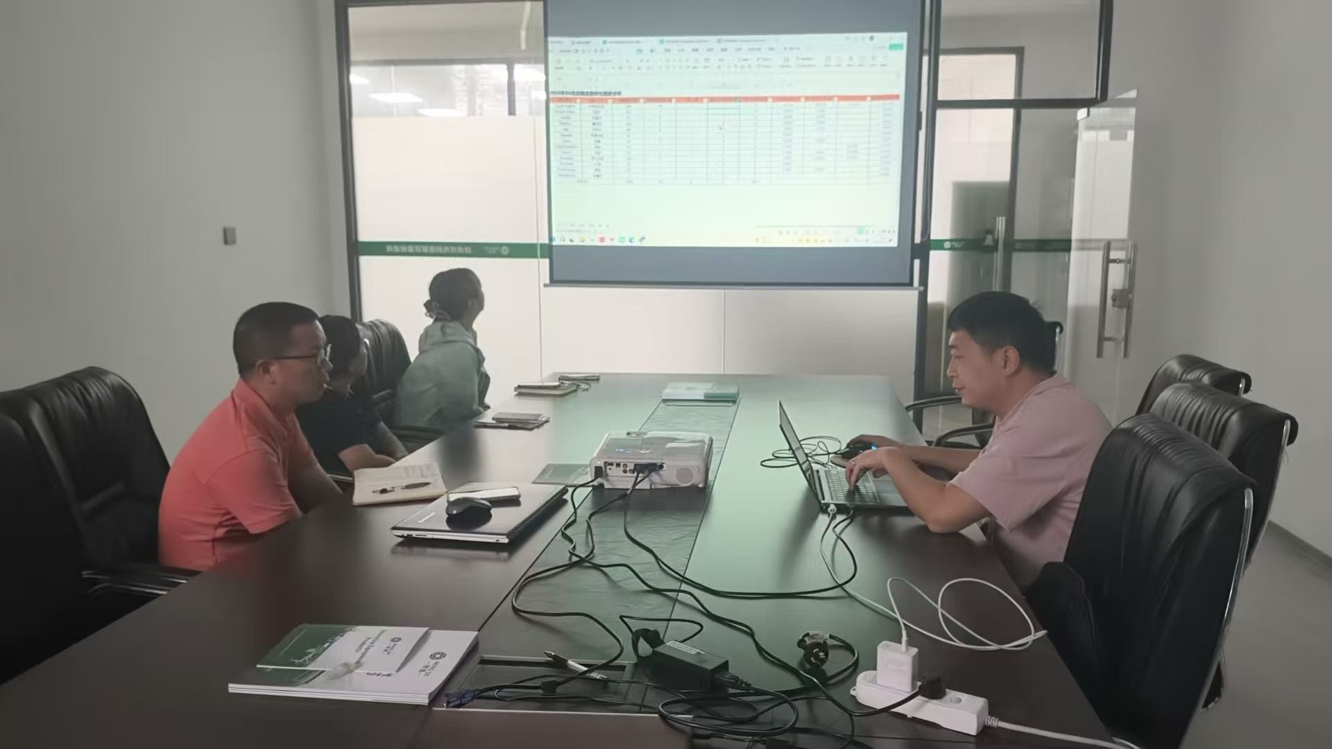 汇报科技佛山国际站上门运营业务培训案例图，展示工厂团队现场复盘店铺数据产品关键词和业务跟进