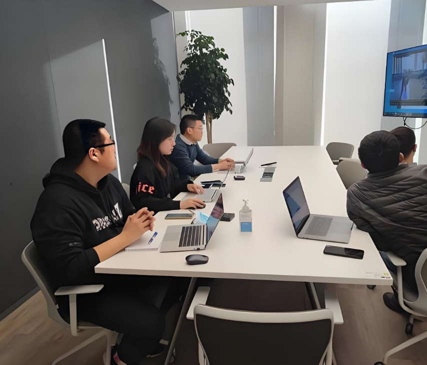 佛山汇报科技Facebook广告月报上门复盘案例,团队在会议现场查看广告数据、主页内容、询盘台账和下月投放动作